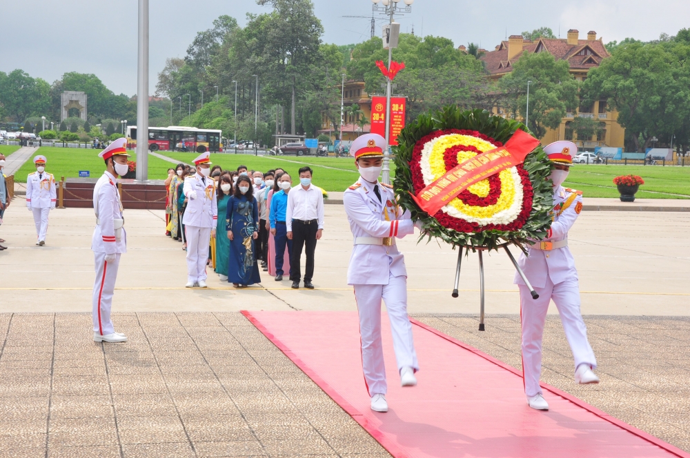 Delegation of transport sector pays tribute to President Ho Chi Minh
